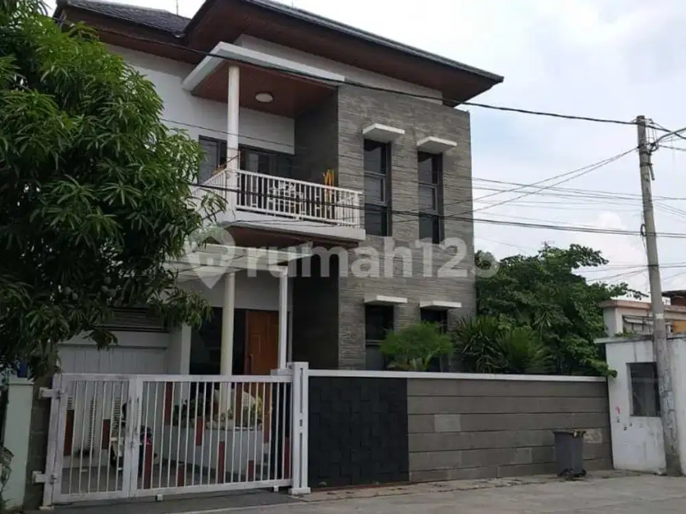 Dijual Rumah 3 Lantai 6 Kamar Tidur Telukjambe di Karawang