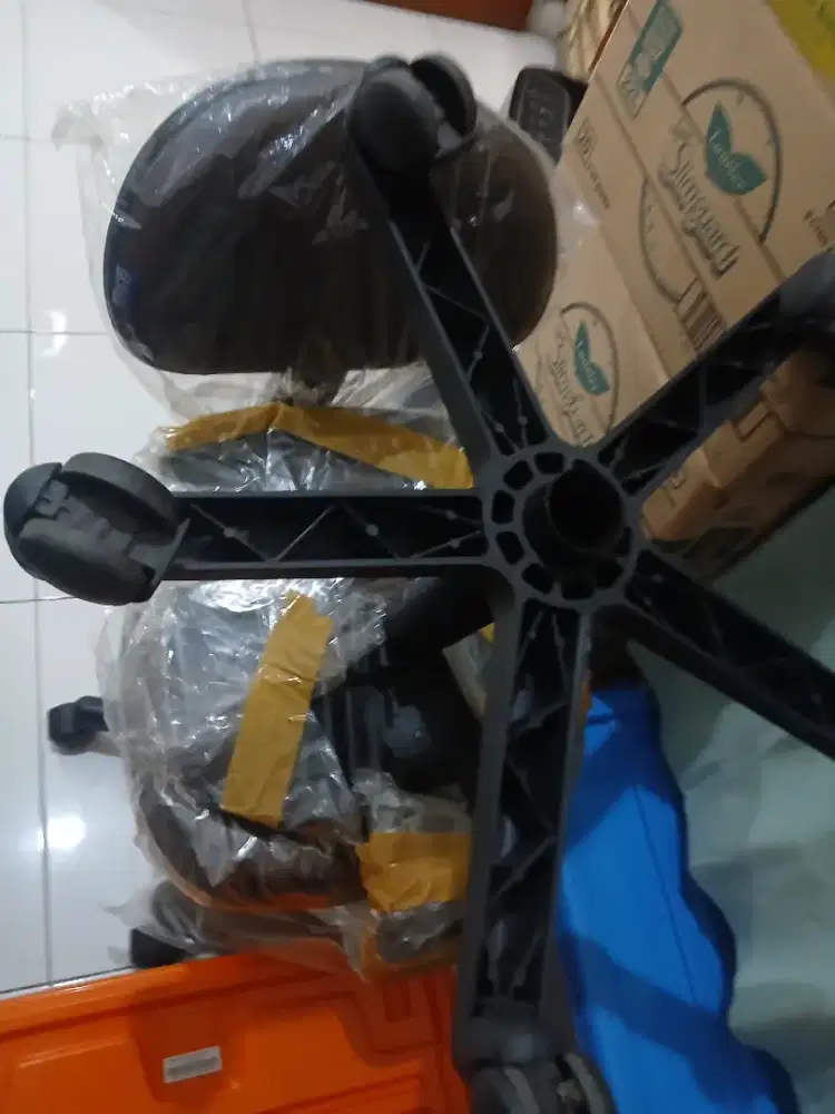 Jual kursi atau bangku kantor atau kursi komputer 2 kursi Rp 400 ribu