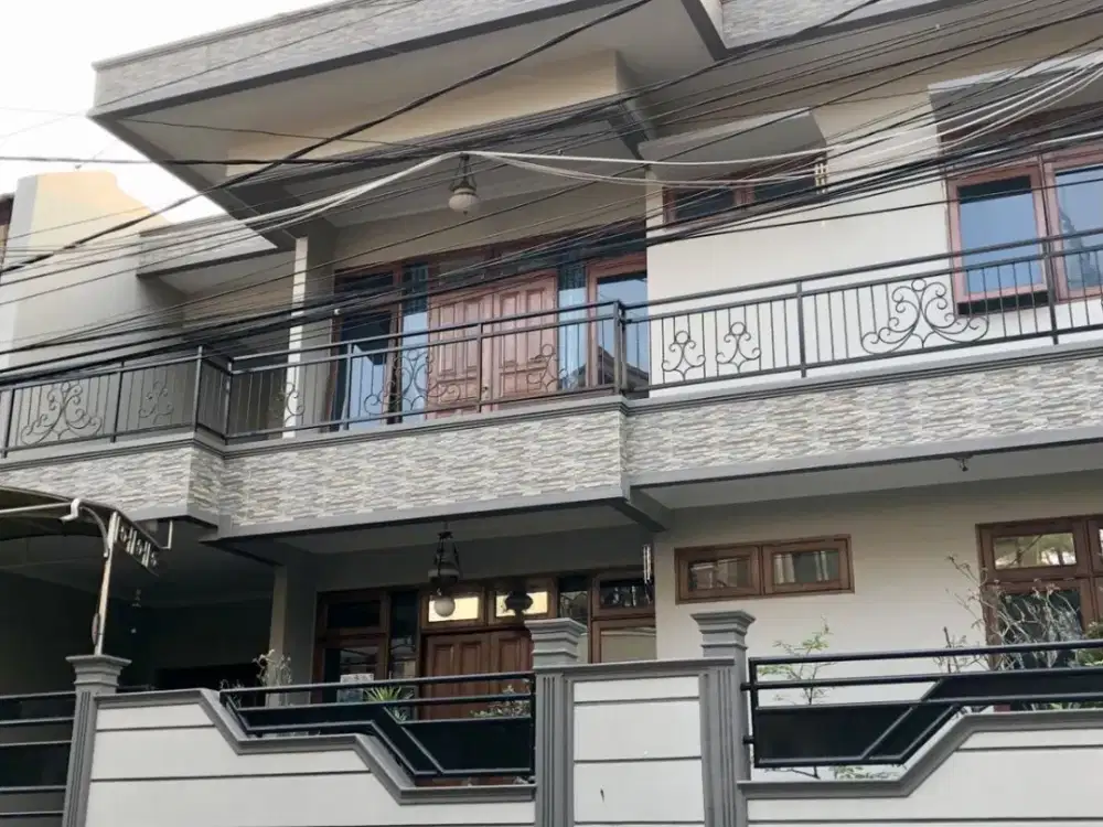 DIJUAL – Rumah 2 Lantai, Strategis dengan Akses Mudah ke Jakarta Selatan & Jakarta Timur