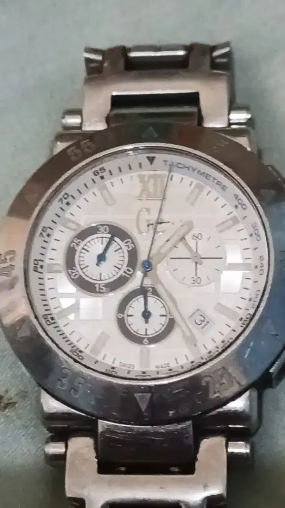 Jam tangan merk guess