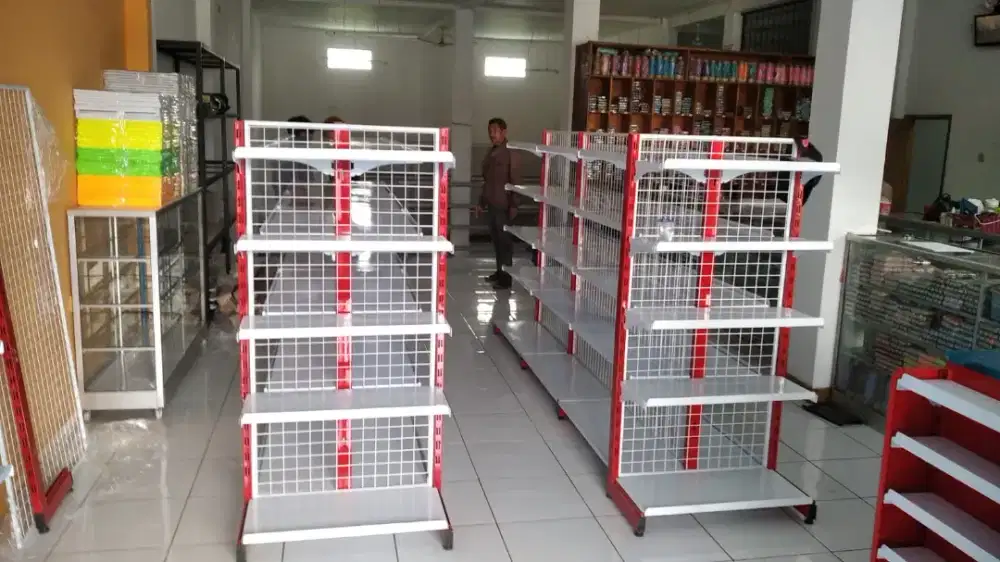 Rak minimarket bikin warung makin ramai pembeli