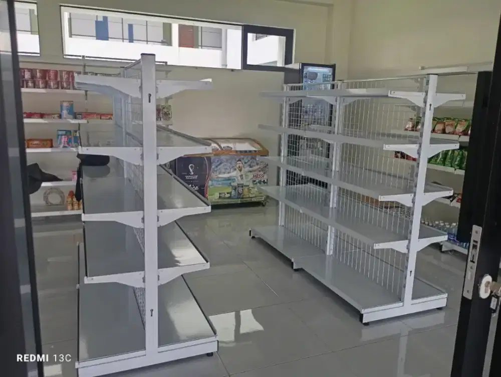 Rak minimarket bikin warung makin rapi