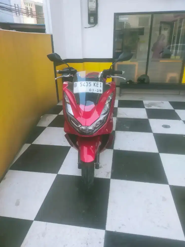 Di jual honda pcx 2024 160 mulus nama sendiri km low minat wa
