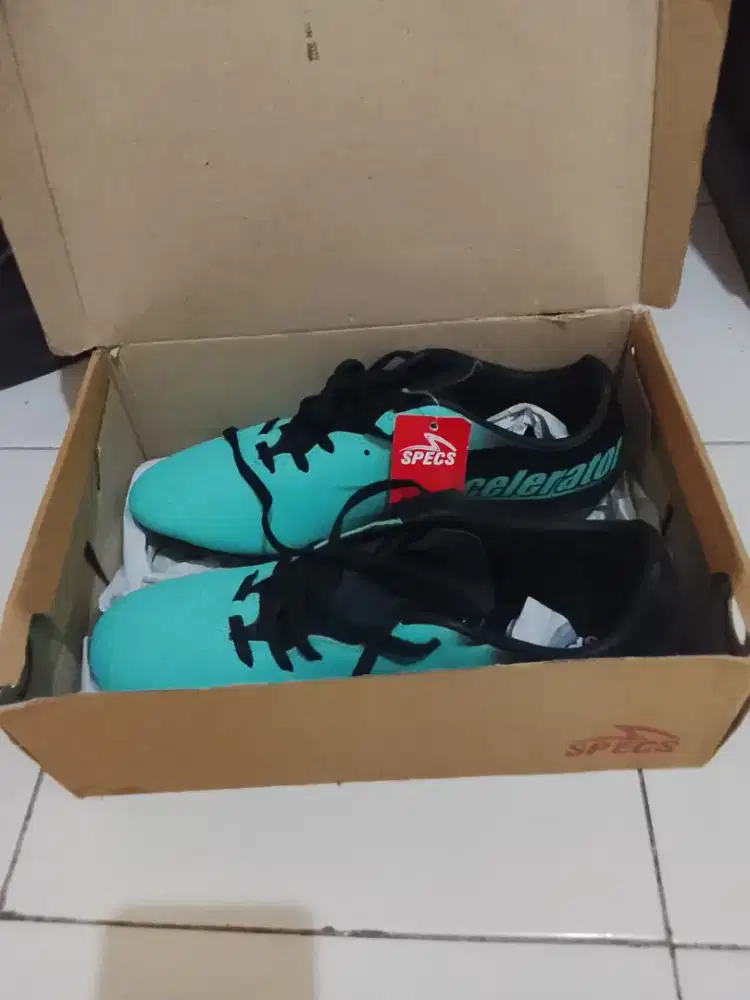 Sepatu bola masih baru