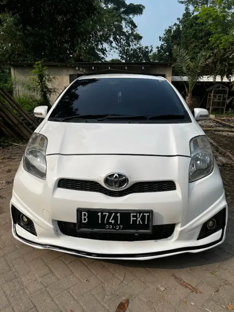 Toyota Yaris J 2013 Manual