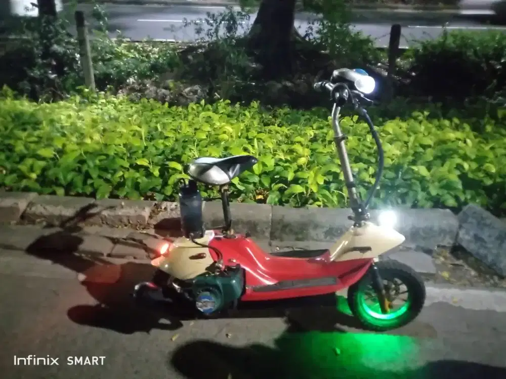 Skuter bensin ban ukuran 12 inchi