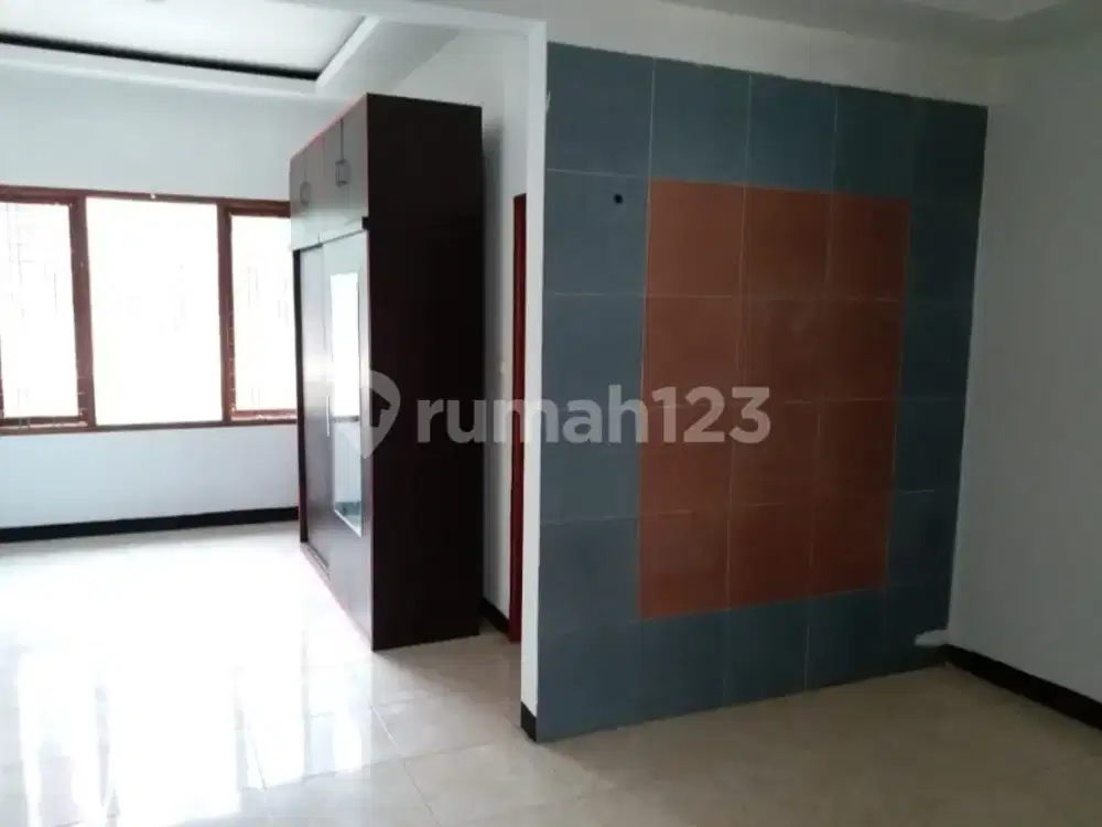 Rumah.luas.2.5 Lantai.dg Kamar Banyak Siap.huni