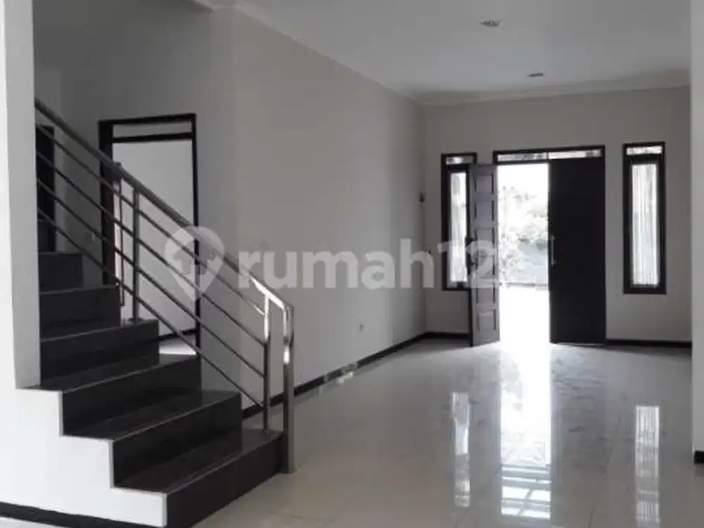 Rumah 2.lantai Rapih Terawat Di Komplek Idaman Singgasana Pradana