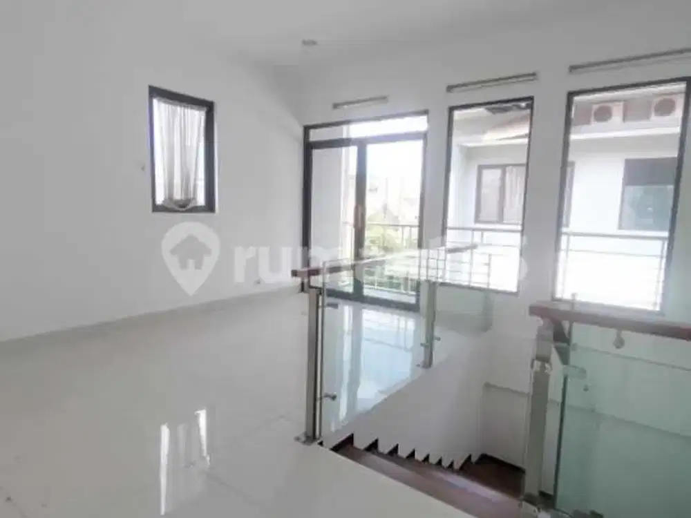 Rumah lux Town House Sudirman siap pakai one gate system