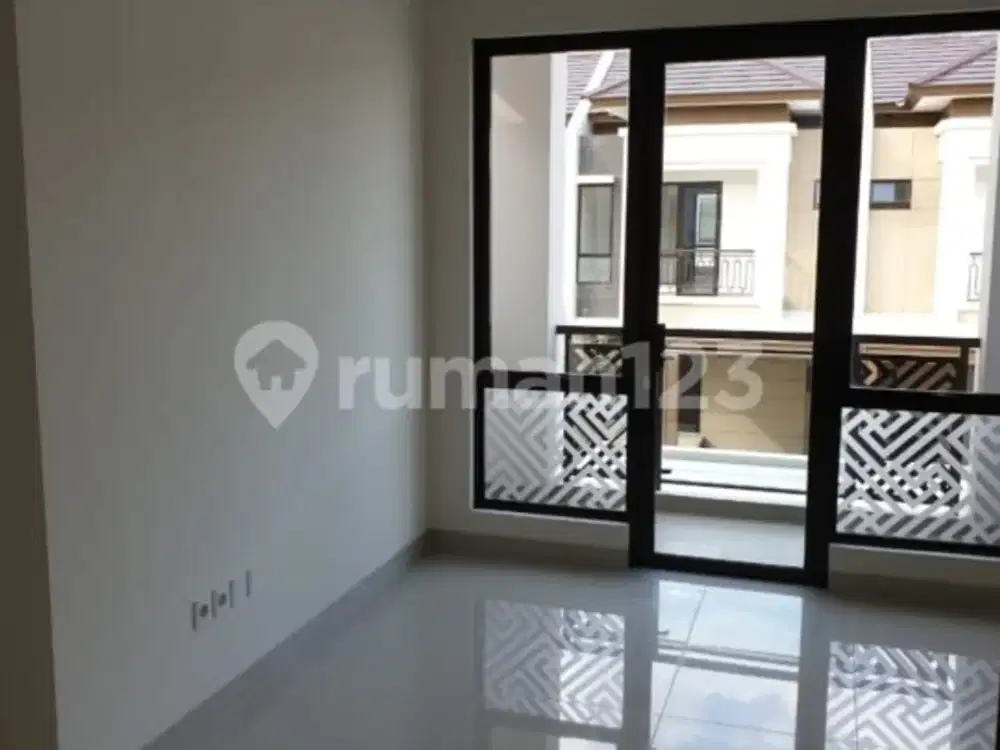 Rumah Siap Huni Dg 2 Pintu Tembus ke Taman dan Club House