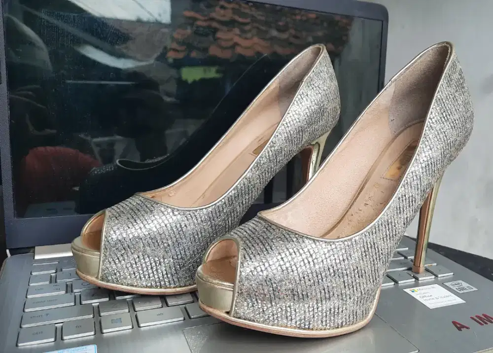 Sepatu high heel wanita Merek GUESS.