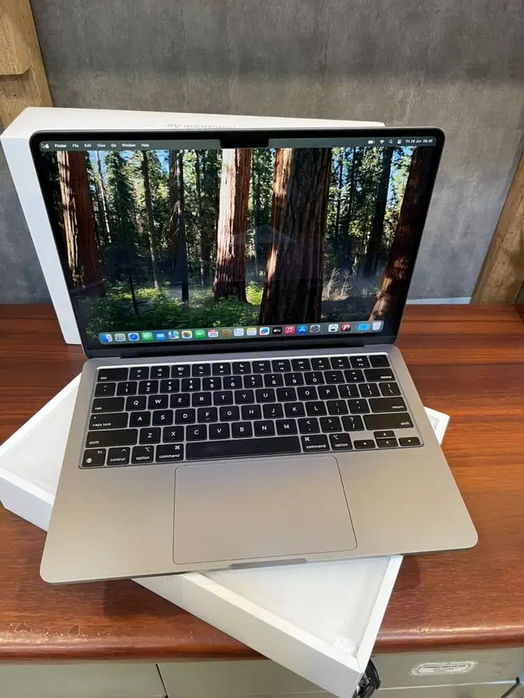 Macbook Air M2 13inch 8/256 Grey Ex iBox Lengkap BH 96%