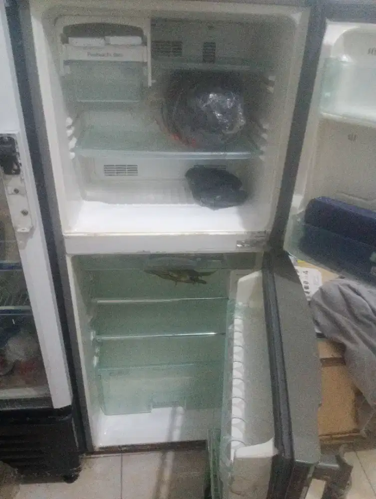 Di jual cepat kulkas 2 pintu merk sharp