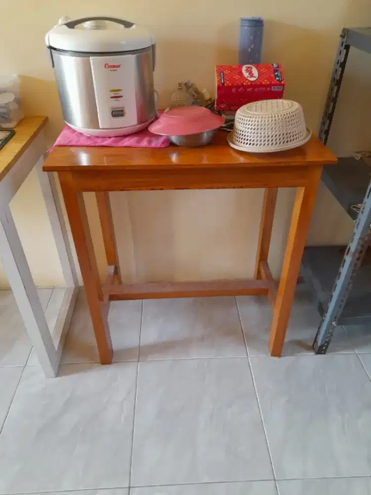 Meja lipan dan meja lesehan
