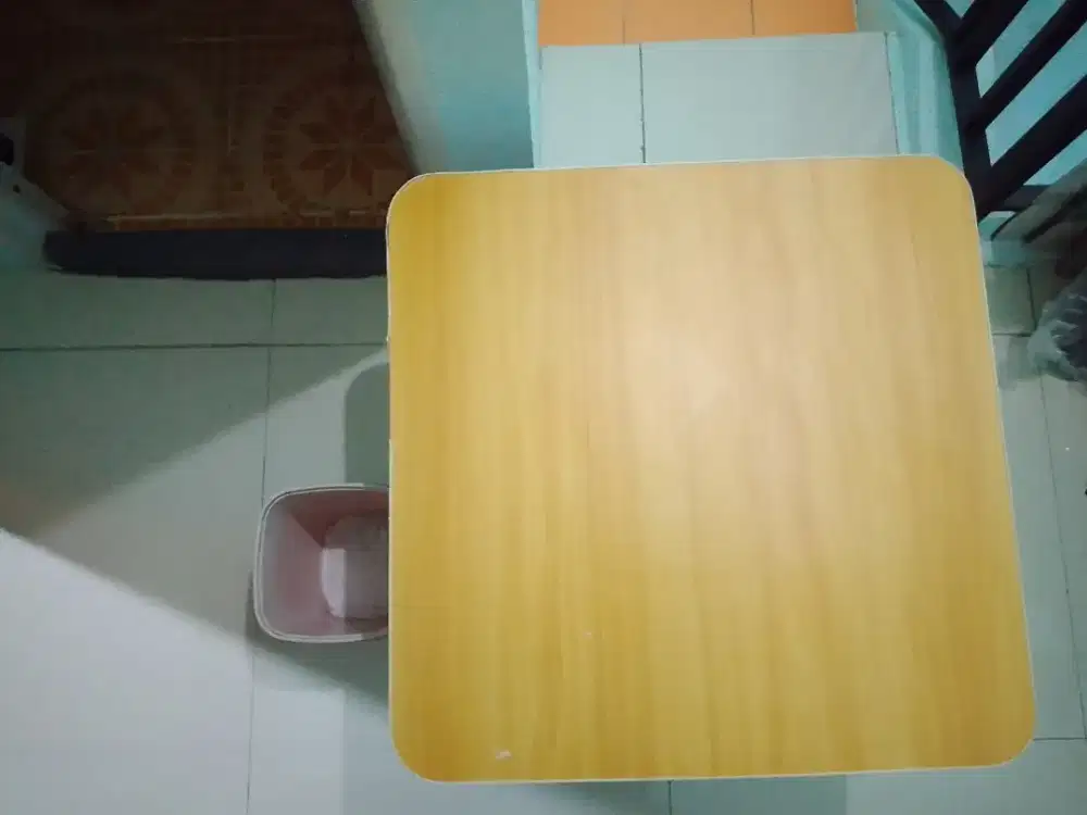 meja lipat dan tong sampah