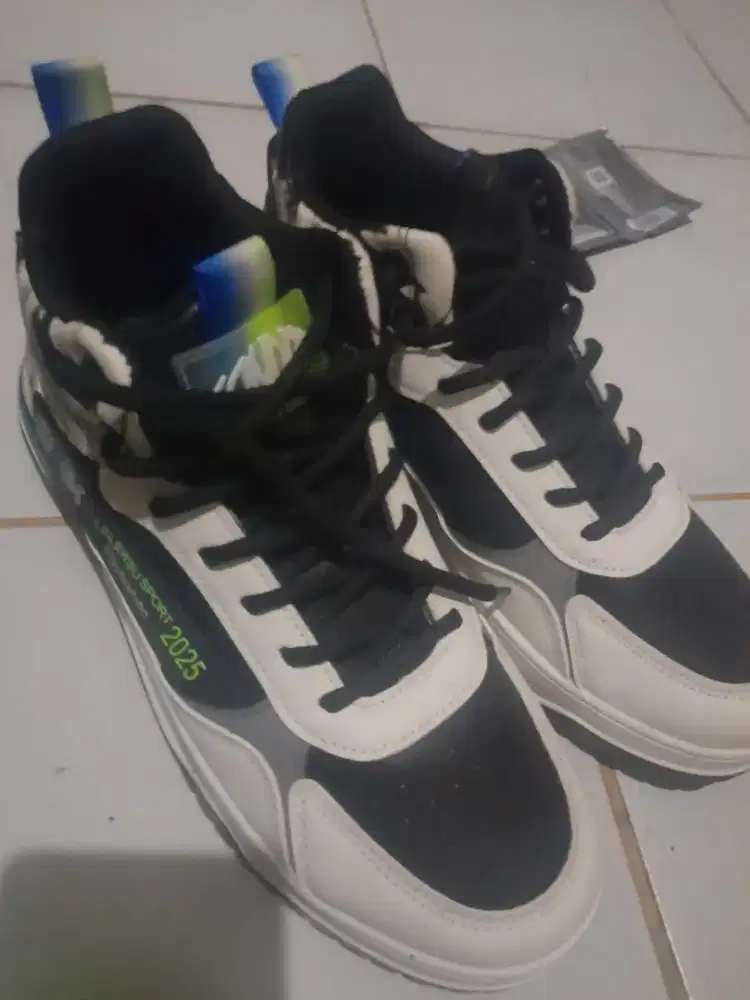 Sepatu uk 42 belum pernah pake