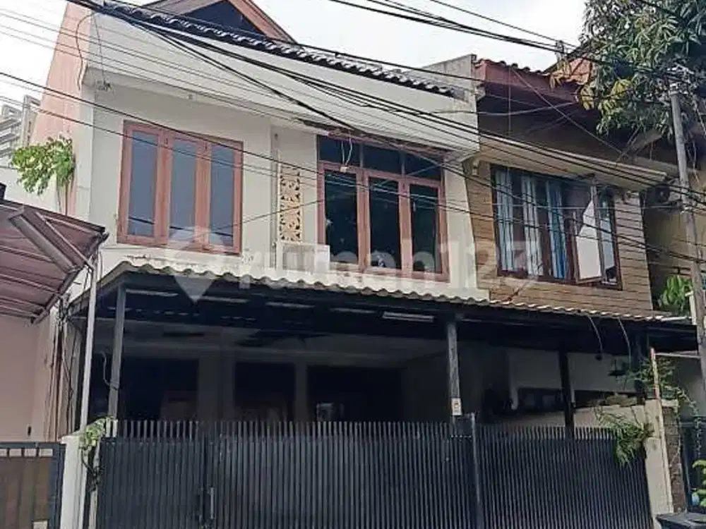 Rumah 2,5 Lantai Bebas Banjir Butuh Renovasi Di Pondok Indah