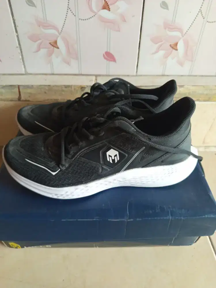 Sepatu Lari Mills Hitam