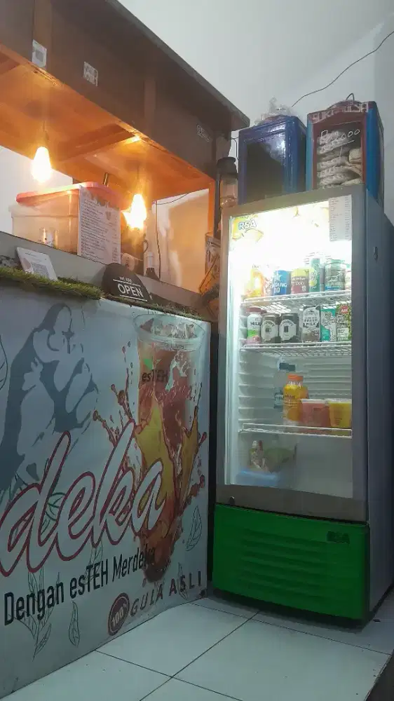 Dijual showcase murah meriah karena mau pindah