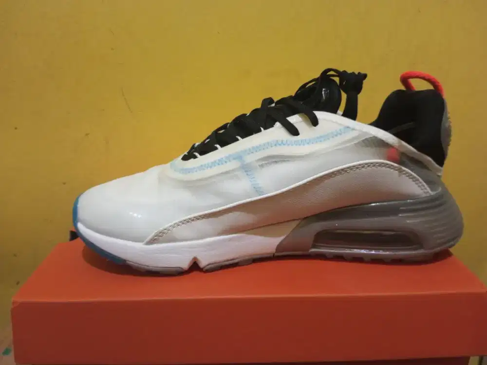 Sepatu  sneakers