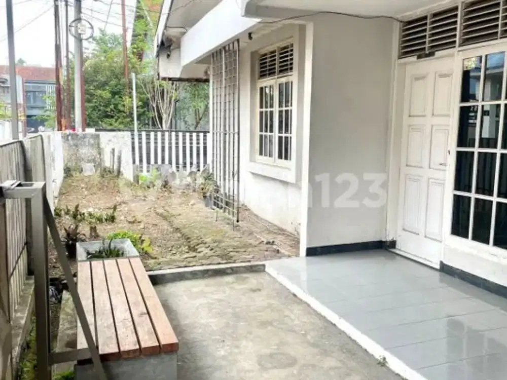 Rumah Lama Terawat Di Hoek Di Area Premium Turangga, Bandung Cocok Untuk Kos-kosan