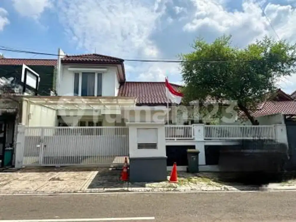 Rumah Mewah Design Modern Siap Huni Semi Furnished dengan Kolam Renang Lokasi Strategis di Blok S - Kebayoran Baru