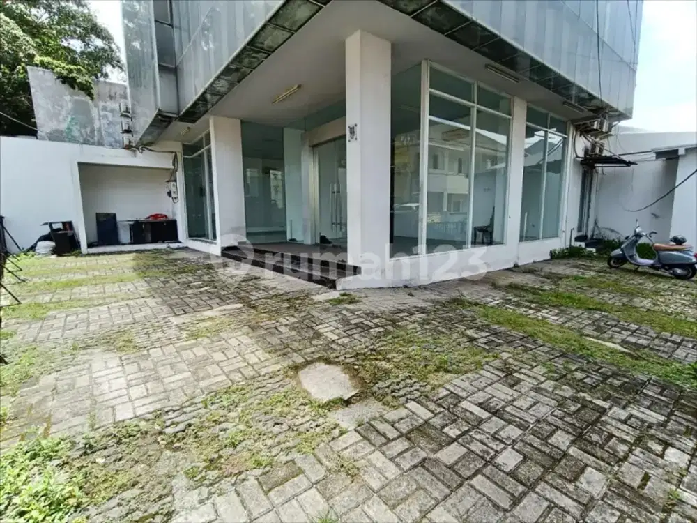 Gedung Kantor 4.5 Lantai Posisi Hook Strategis Pinggir Jalan Raya di Tanah Kusir, Kebayoran Lama - Jakarta Selatan