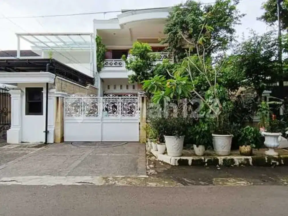 Rumah Terawat Dgn Rooftop 2lt Siap Huni Di Wijaya Keb Baru Jaksel