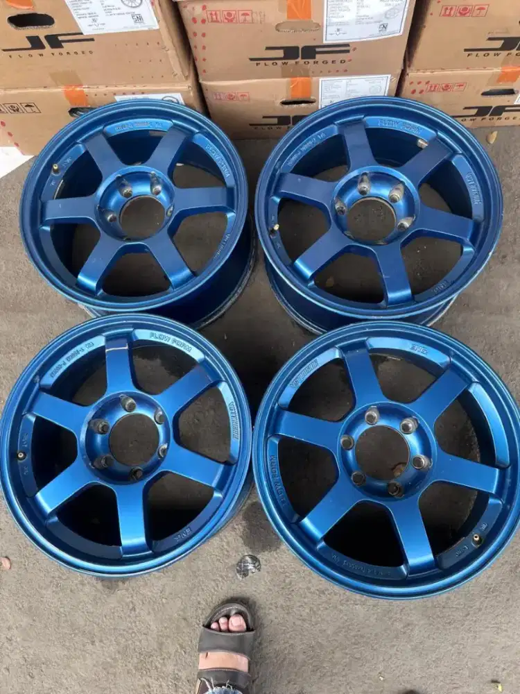 Rays te37 ring 18 lebar 8 pcd 6x139,7 ET 25
