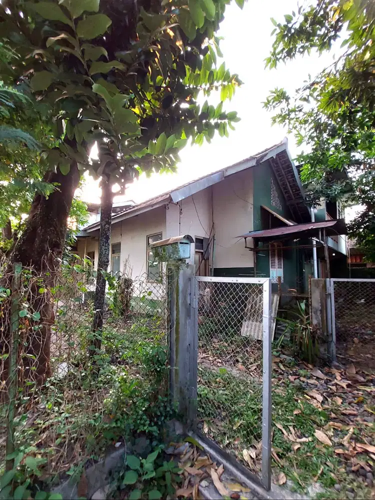 Rumah Klasik Halaman Luas dekat Jalan Taman Siswa