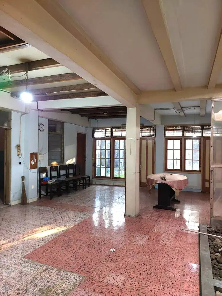 Rumah Klasik Halaman Luas dekat Jalan Taman Siswa