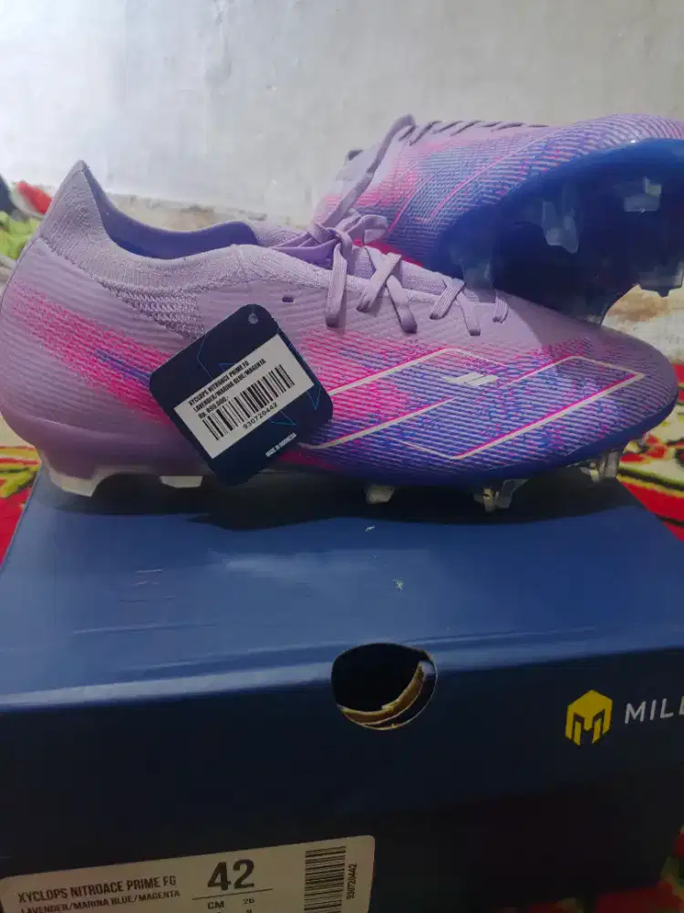 Sepatu bola kaki mils