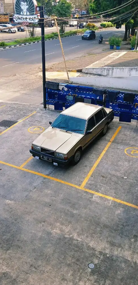 Volvo 740 GLE 1989 Gold Edition