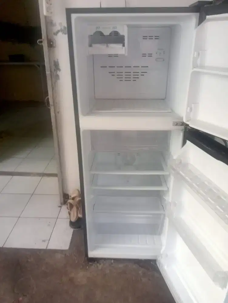 dijual kulkas 2 pintu mrek Polytron