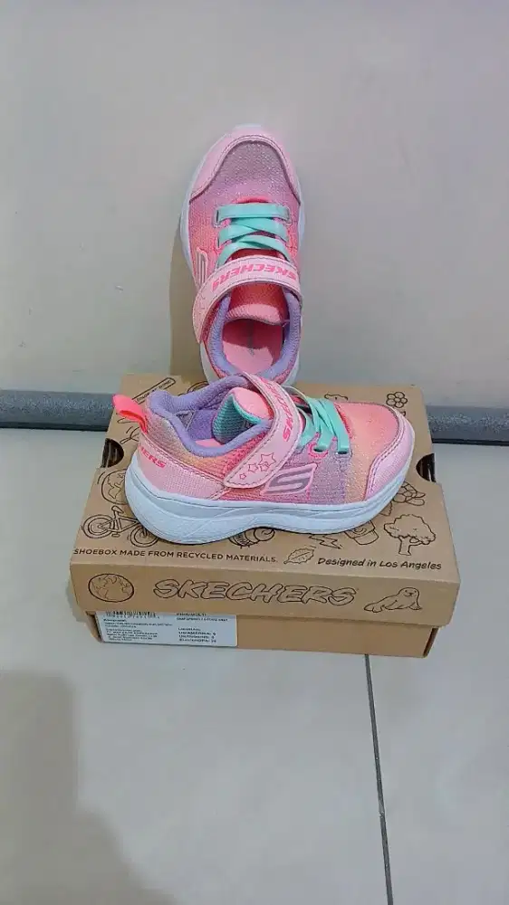 Sepatu skechers anak perempuan ( preloved )