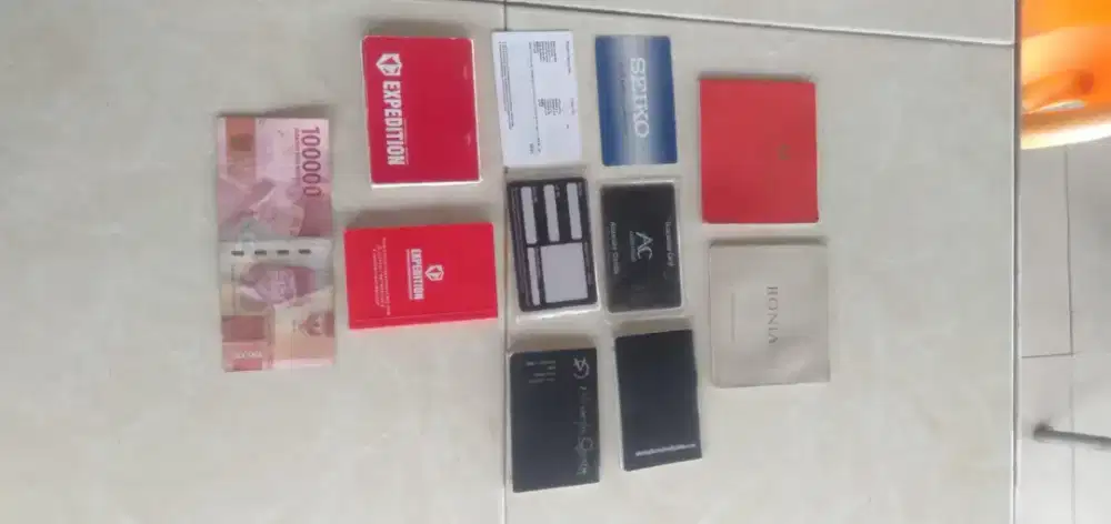 Di jual semua macam buku,kartu jam semua baru dan murah