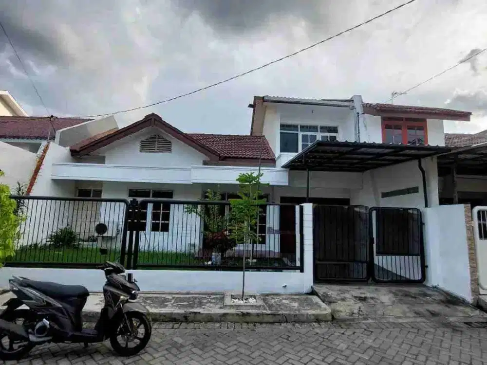 Rumah Klampis Semolo Timur. Lokasi Tengah Kota dekat kemana mana.  Bisa Untuk Kantor, Rumah Tinggal.Murah. Nego