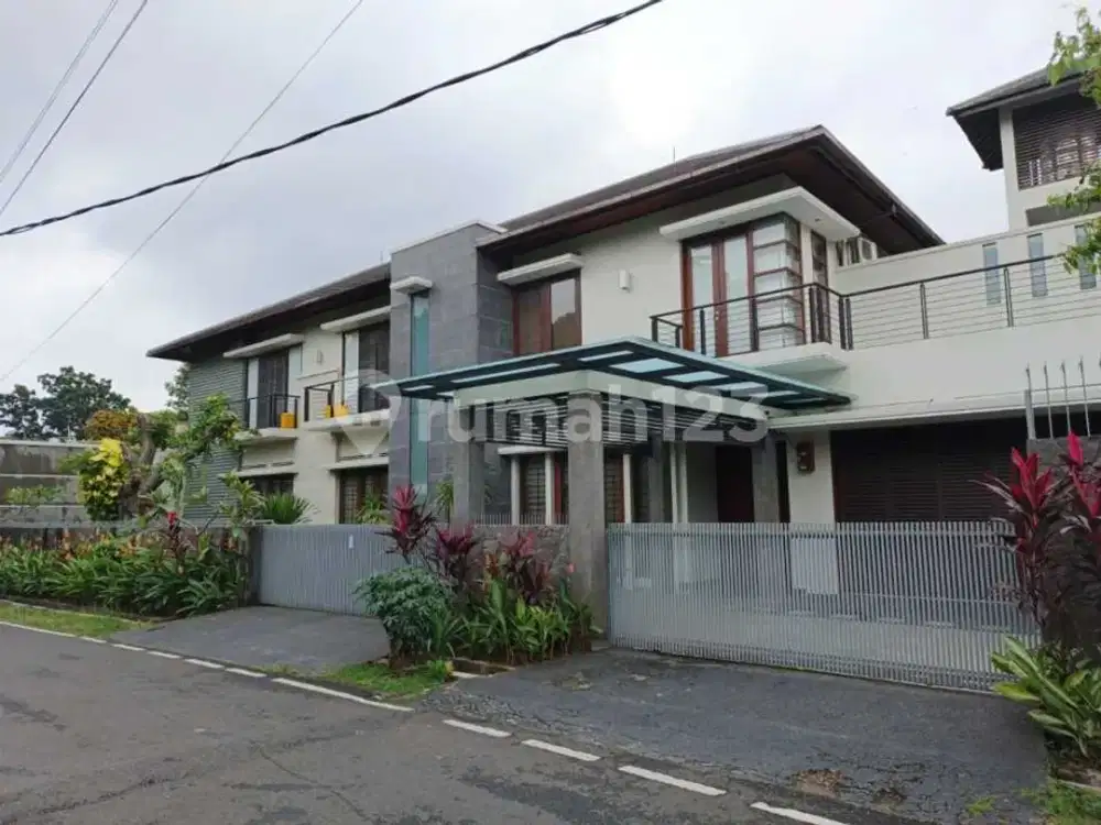 Rumah Modern dengan Paviliun di Ci Pondok Labu Cilandak Jaksel