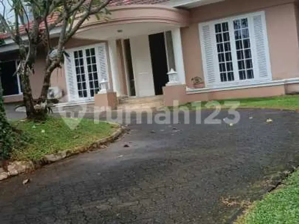 Rumah dengan Private Pool Non Cluster di Cirendeu