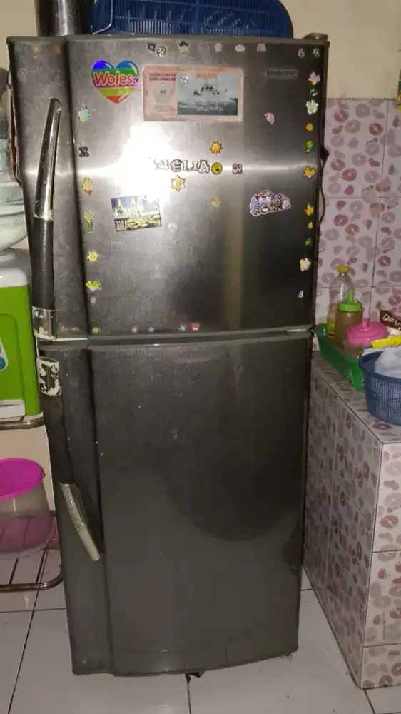 Kulkas 2 pintu merk Sharp