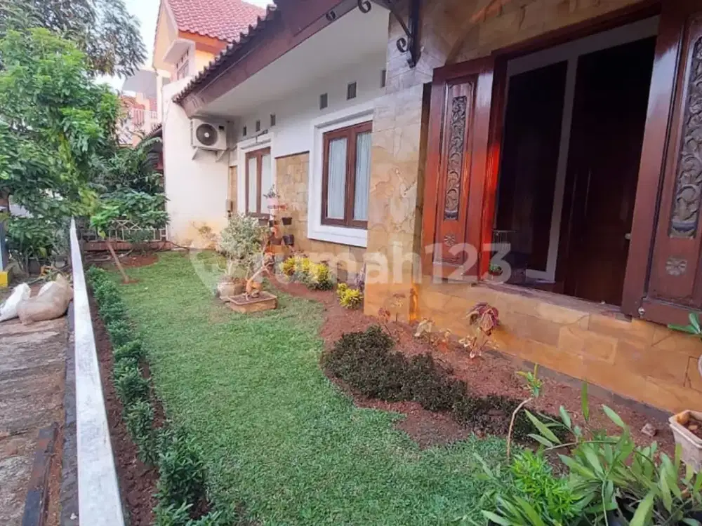 Rumah Teduh Dijual 3 Lantai Semi Furnished Bagus SHM - Sertifikat Hak Milik di Puri Bintaro, Bintaro