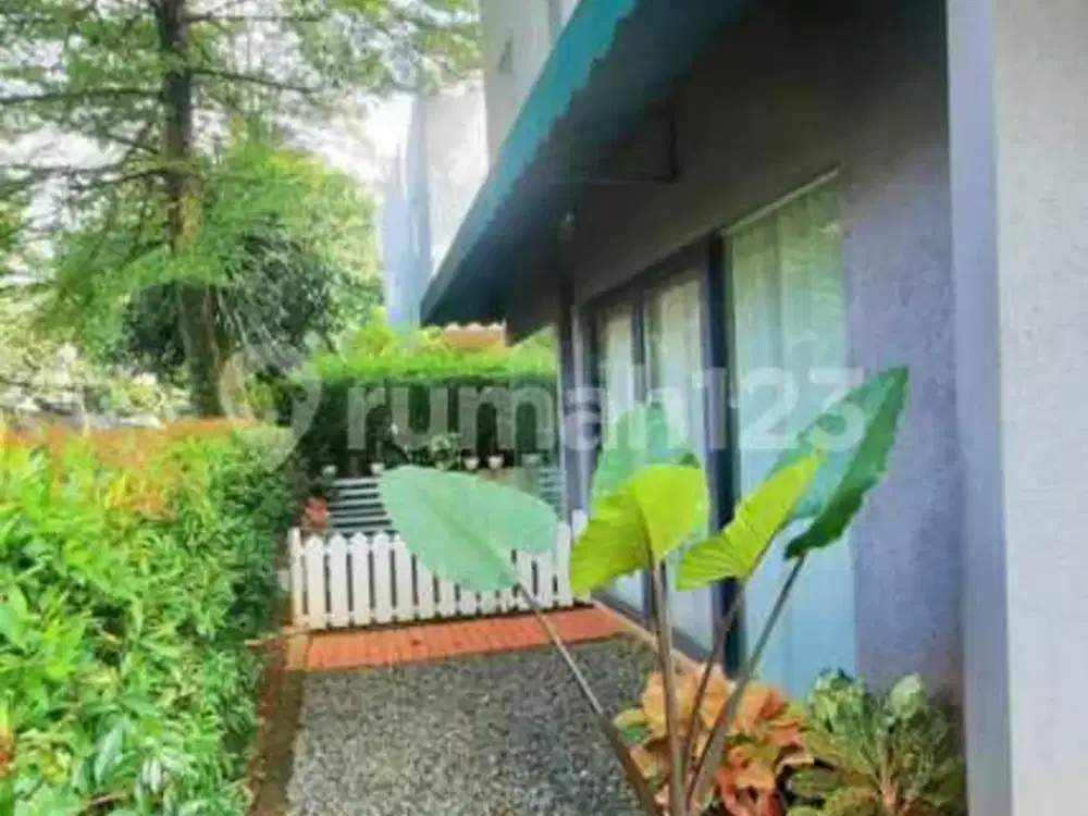 Rumah 3 Lantai Bagus Unfurnished SHM di Veteran Jakarta Selatan, Jakarta Selatan