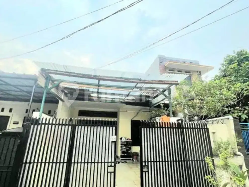Rumah 2 Lantai Bagus Dibawah 2M Semi Furnished SHM di Petukangan Jakarta Selatan, Jakarta Selatan