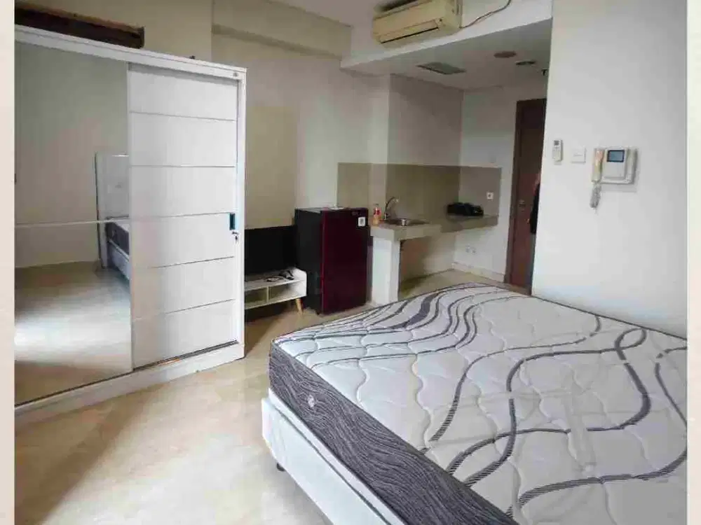 disewakan studio semi furnished lt. rendah Apt. Puri Orchard.