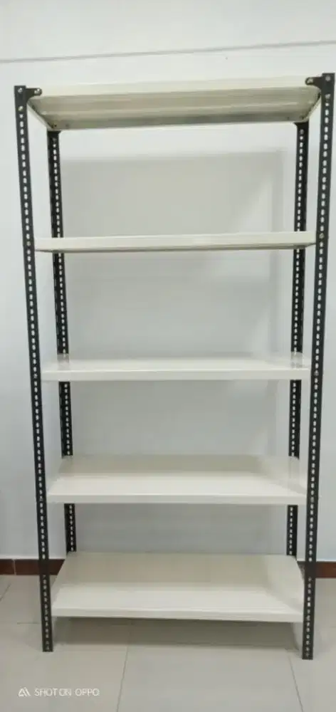 Rak besi siku lubang ramping