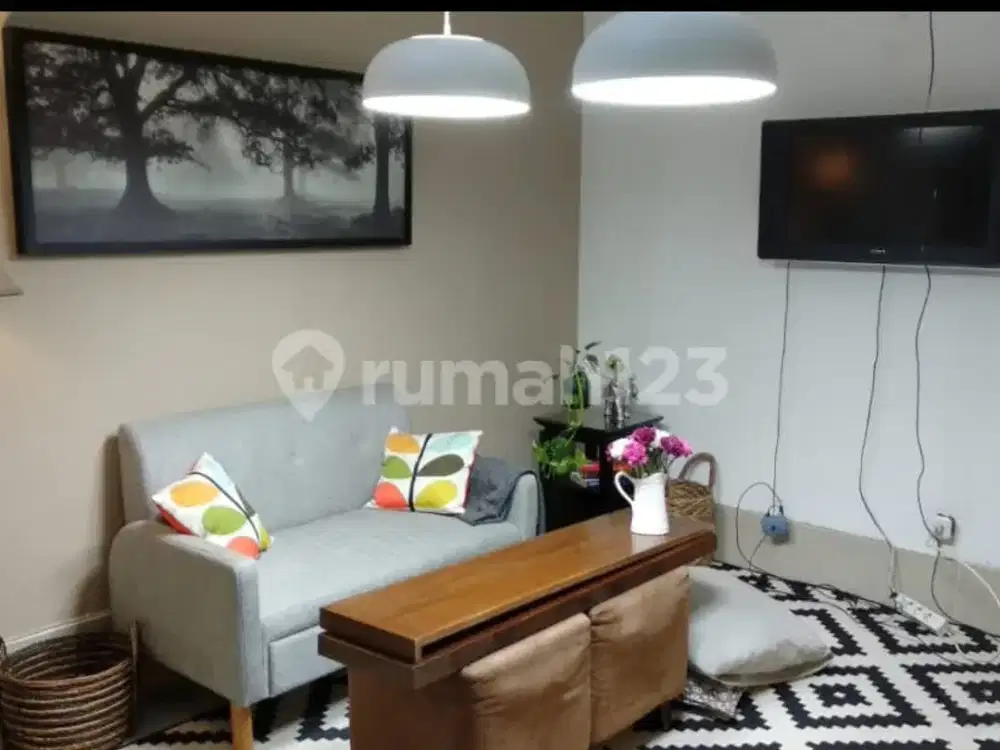 Rumah  Semi Furnished Bagus Dekat Tol Dan Stasiun Kereta