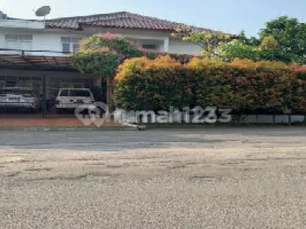 Rumah di Hoek dengan Kolam Renang Dekat Stasiun MRT Lebak Bulus