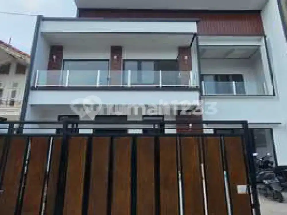 Rumah Dua Lantai Renovasi Dekat Pintu Tol dan Stasiun KRL di BSD