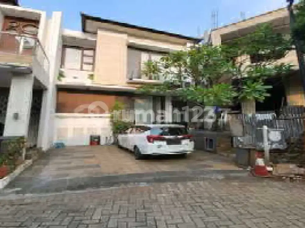 Rumah Bagus dengan Kolam Renang Dekat Akses Tol dan Mall Bintaro
