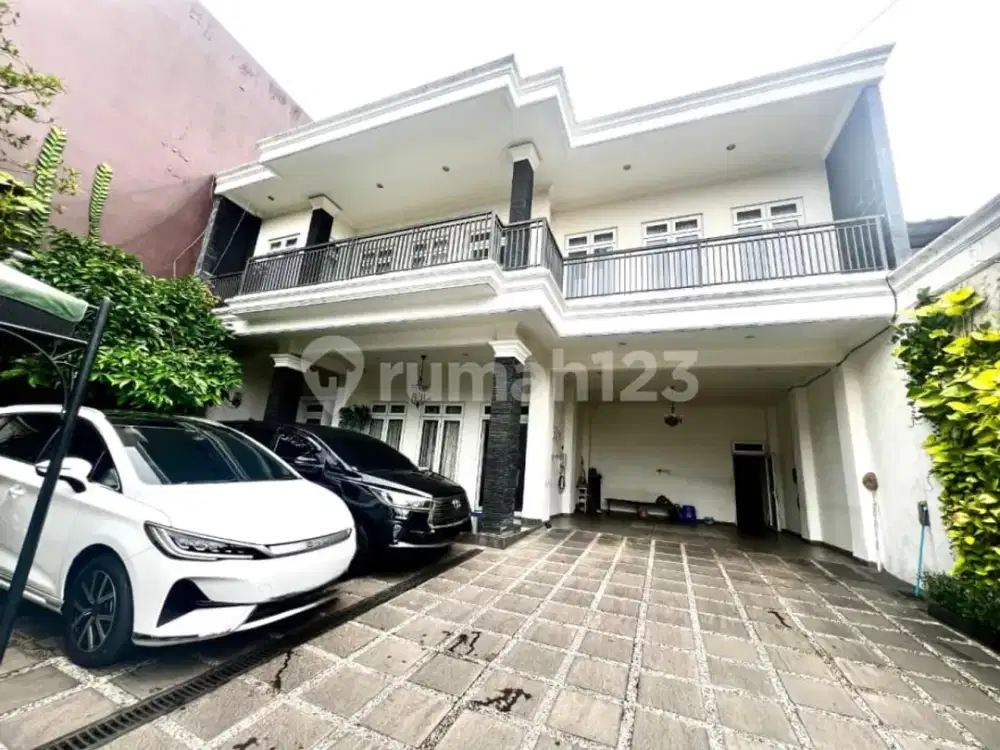 Rumah Terawat di Kemang Lokasi Strategis dengan Harga Menarik